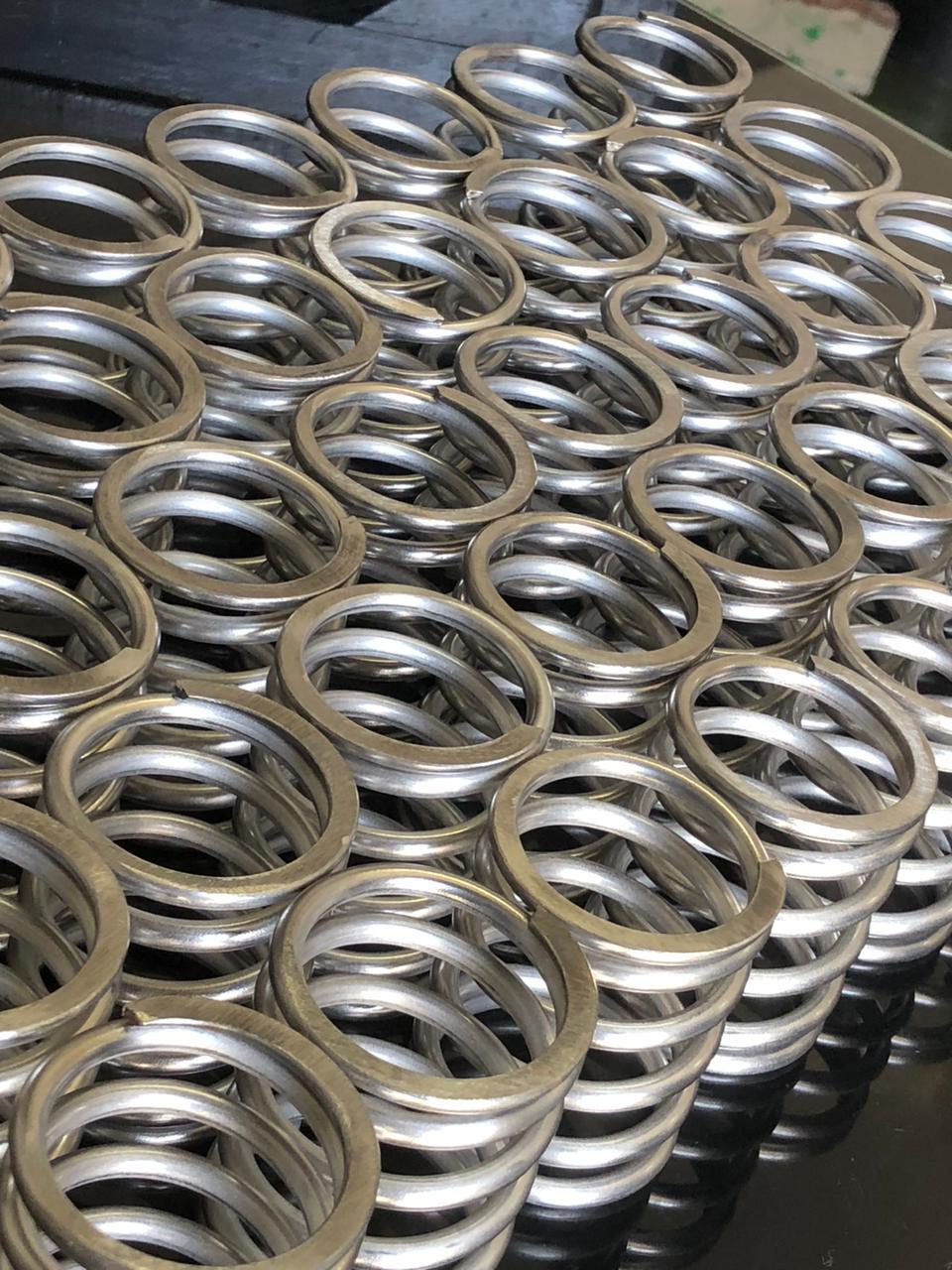 Molas alinhadas na linha de produção